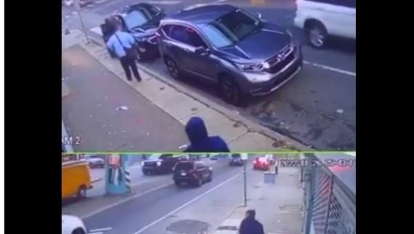 УЗНЕМИРУЈУЋИ ВИДЕО: Непознати нападач полицајцу пуца директно у пределу главе насред улице - шокантан призор из Филаделфије