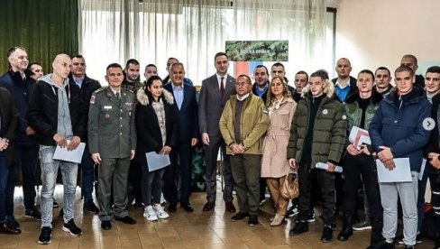 NOVI SAD DANAS ORGANIZOVAO ISPRAĆAJ KANDIDATA NA DOBROVOLJNO SLUŽENJE VOJNOG ROKA Crnobarac: Čestitam na spremnosti da služite svojoj otadžbini