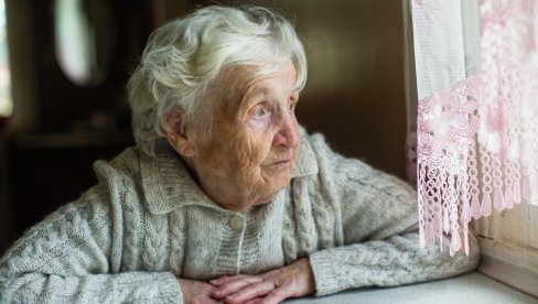 TUGA I SAMOĆA NAJTEŽE PADAJU ZA PRAZNIKE: Kako da se stariji koji žive sami bore protiv depresije