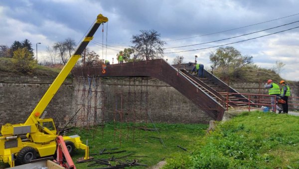 ДО 30. ДЕЦЕМБРА ЗАТВОРЕН ЗА ПЕШАКЕ: Нишлије опрез - Почела реконструкција дрвеног моста преко Тврђавског рова