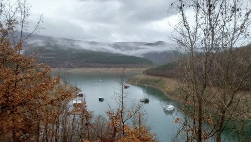 ČAMCI ZAVRŠILI PO VODOM: Pposle obilnih kiša povećan vodostaj na Zavojskom jezeru