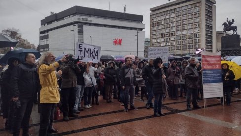 TRAŽE STATUS SLUŽBENOG LICA: Zbog nasilja u školama protestovali i prosvetari u Nišu (VIDEO)