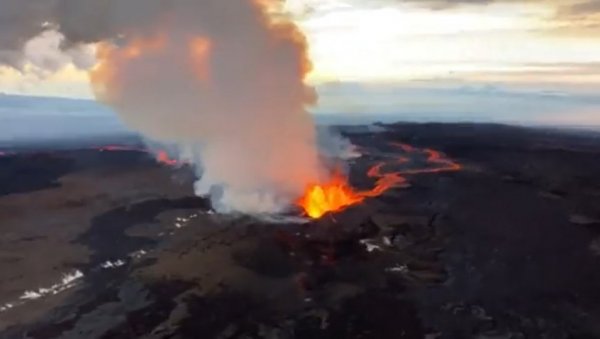 ЗАКРЧИЛИ ОБЛИЖЊИ АУТО-ПУТ: Ерупција вулкана Мауна Лоа привукла на хиљаде посматрача (ВИДЕО)