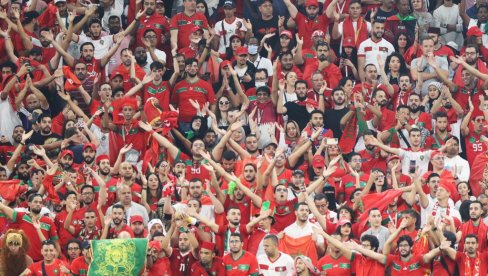 ЛУДНИЦА У ПАРИЗУ: Мароканци овако прославили пласман у осмину финала Светског првенства (ВИДЕО)