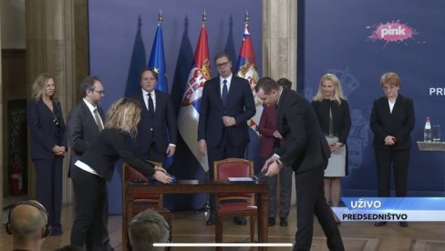 (UŽIVO) VUČIĆ SE OBRAĆA: Predsednik nakon sastanka sa Oliverom Varheljijem (VIDEO)