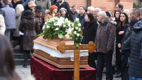 IZA NOGA OSTALA JE NENADOKNADIVA PRAZNINA: Veliki pesnik sahranjen na Novom groblju (FOTO/VIDEO)
