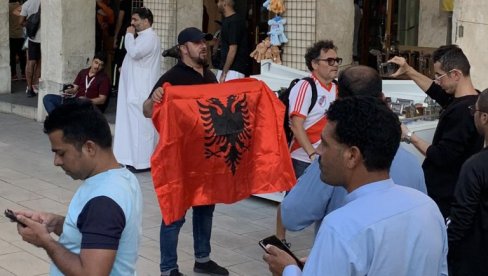 ШИПТАРСКЕ ПРОВОКАЦИЈЕ: Заставе Албаније на улицама Дохе пред утакмицу Србија - Швајцарска (ВИДЕО)