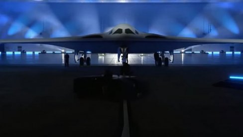 АМЕРИКАНЦИ ПРЕДСТАВИЛИ Б-21 ЈАВНОСТИ: Први новопројектовани амерички стратешки бомбардер за више од 30 година (ВИДЕО)