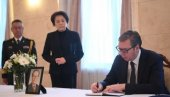 ОВАЈ ВЕЛИКИ ЛИДЕР ОСТАВИО ЈЕ ЛЕГАТ КАКО СЕ МУДРОШЋУ ДРЖАВА ВОДИ ПУТЕМ НАПРЕТКА Вучић се уписао у књигу жалости у амбасади Кине (ФОТО)