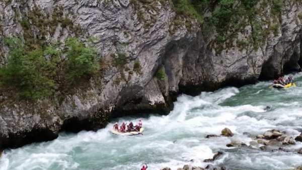 ДРАМА НА ЛИМУ ПОЧЕЛА РАНО ЈУТРОС: Девојку вода избацила и закачила за грање