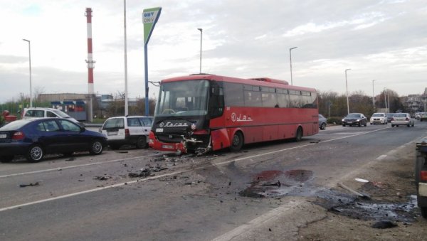 ТЕШКА САОБРАЋАЈКА КОД ПУМПЕ НА ИБАРСКОЈ: Сударили се аутомобил и аутобус