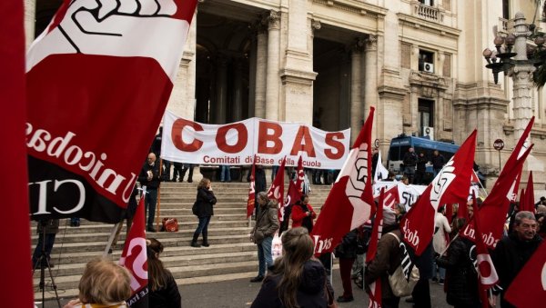 ОРУЖЈЕ ДОЛЕ, ПЛАТЕ ВИШЕ: Масовни протести у Риму против слања оружја Кијеву (ВИДЕО)