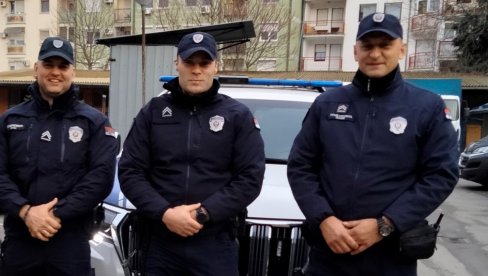 НАШИ ХЕРОЈИ! БЕЗ ДВОУМЉЕЊА УШЛИ У КУЋУ У ПЛАМЕНУ: Тројица новосадских полицајаца, ризикујући сопствене, спасли човеку живот