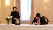 MOMIROVIĆ SE UPISAO U KNJIGU ŽALOSTI: Ministar izrazio saučešće povodom smrti Điang Cemina