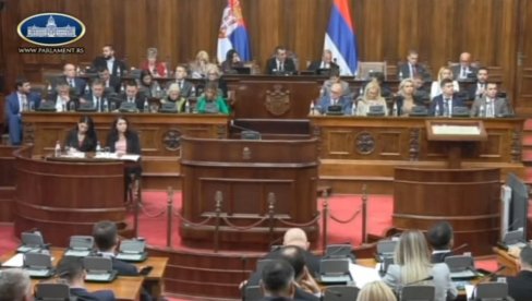 (UŽIVO) Sednica parlamenta počela pauzama - opozicija opet pravi performans