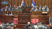 (UŽIVO) Sednica parlamenta počela pauzama - opozicija opet pravi performans