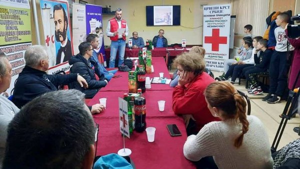 МАЛА СВЕЧАНОСТ ЗА ВЕЛИКА СРЦА: Црвени крст у Параћину обележио Светски дан волонтера (ФОТО)