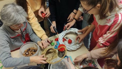 БОЖИЋНИ ОБИЧАЈИ У СРБИЈИ Ученици ОШ Олга Петров припремају празнични базар: Дођите да сви заједно учините много за ову дечицу