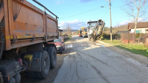 ASFALTIRAJU ULICE I GRADE KANALIZACIONU MREŽU: Za obnovu puteva u opštini Veliko Gradište 45 miliona