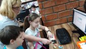 ПРОГРАМИРАЈУ И ОСНОВЦИ: Захваљујући донацији, Меквин роботи у јагодинској библиотеци (ФОТО)