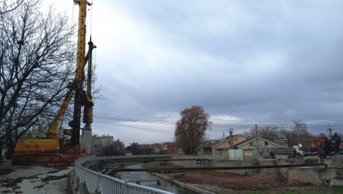VELIKE MAŠINE ZAPOSELE PARAĆIN: Grad na Crnici dobija sedam mostova, prvi niče kod Tehniloške škole (FOTO)