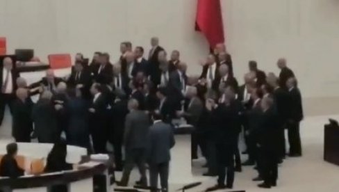 MAKLJAŽA U TURSKOM PARLAMENTU: Poslanik završio na intezivnoj nezi zbog udarca u glavu (VIDEO)