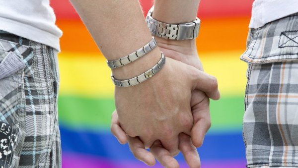 КАЗНЕ ЗА ЛГБТ ПРОПАГАНДУ: Руски закон о одговорности за геј агитовање, промену пола, педофилију