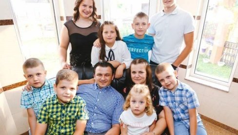 ДВОРИШТЕ ПУНО ДЕЦЕ И ШТЕНАДИ: Дупла радост у вишечланој породици Савковић из Дервенте (ФОТО)