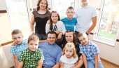 ДВОРИШТЕ ПУНО ДЕЦЕ И ШТЕНАДИ: Дупла радост у вишечланој породици Савковић из Дервенте (ФОТО)