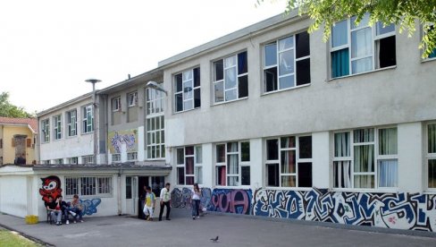 ОПРЕЗ, ВРАНЕ НАС НАПАДАЈУ: Необично упозорење освануло на огради Пете економске школе у Раковици