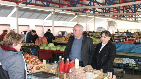KROV PO ŽELJI GRAĐANA: Na tržnici pored Gradske pijace u Rumi zamenjen dotrajala konstrukcija