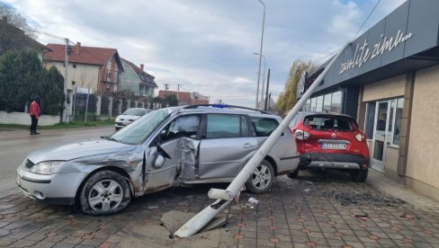 VOZILOM SRUŠIO STUB ULIČNE RASVETE: Saobraćajna nezgoda na izlazu iz Leskovca