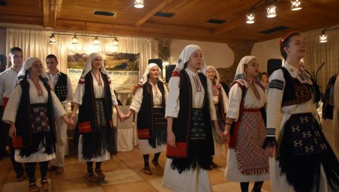 ĆAĆE I NASLEDNICI ČUVAJU SVE OD ZABORAVA: Livnjani i Grahovljani nastavili tradiciju okupljanja u Bačkom Jarku