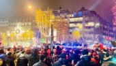 МАЊЕ БЛЕШТАВИЛА, ВИШЕ ПРАЗНОВАЊА: На Јелисејским пољима и широм Француске ограничена новогодишња декорација (ФОТО)