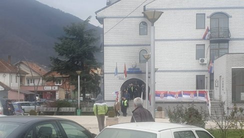 НОГОМ УДАРАЛИ У ОТВОРЕНА ВРАТА: У Северној Митровици и Зубином Потоку, дан после бахаћења косовских полицајаца