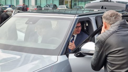 JA SAM SELJAK ČOVEK, NAUČIO NA MENJAČ Predsednik se našalio kada je seo za volan automobila budućnosti (FOTO)