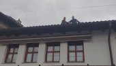 POTRESNE SCENE IZ VELIKE HOČE: Domaćin Petrović preti samoubistvom, majka vrišti dok policija pokušava da zapleni vino (VIDEO/FOTO)