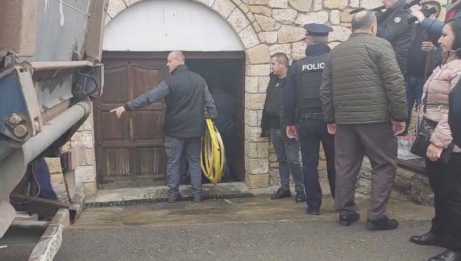 SKANDAL! Počela zaplena vina iz kuće porodice Petrović u Velikoj Hoči - policija dala sramno objašnjenje (VIDEO)