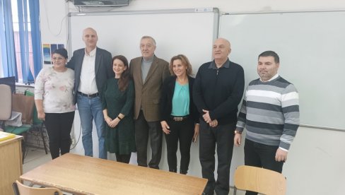 UČENICIMA VREDNA OPREMA: Generalni konzul Rumunije posetio novosadsku OŠ Žarko Zrenjanin