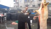 HIT NA INTERNETU: Svinjokolj na autopraonici uz blagoslov sveštenika (VIDEO)