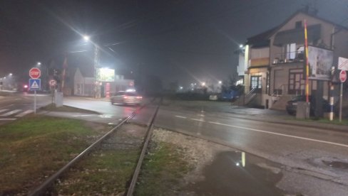 ТРИ САТА БЛОКАДЕ: На пружном прелазу у Лозници горела локомотива (ФОТО)