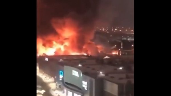 ПОГИНУЛА ЈЕДНА ОСОБА, А ИЗГОРЕЛО ПРЕКО 7.000 КВАДРАТА: Стравичан пожар у тржном центру у Москви (ВИДЕО)