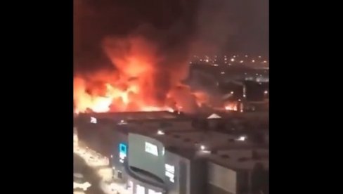 POGINULA JEDNA OSOBA, A IZGORELO PREKO 7.000 KVADRATA: Stravičan požar u tržnom centru u Moskvi (VIDEO)