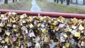 УМРЛА ЗБОГ НЕСРЕЋНЕ ЉУБАВИ: Обичај младих да на мосту у Врњачкој Бањи ставе катанац заснива се на – тужној истинитој причи (ФОТО)