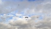 ПОГЛЕДАЈТЕ КАКО ИЗГЛЕДА ВИША ПАДОБРАНСКА ОБУКА: Припадници 63. бригаде вежбали реализацију скокова специјалним падобраном (ФОТО)