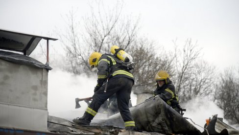 POŽAR NA BANOVOM BRDU: Vatrogasci na terenu, intervenisala i Hitna pomoć