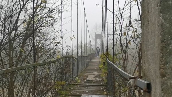 НОВА ОПАСНОСТ НА ЗАПАДНОЈ МОРАВИ: Погледајте катастрофалан пешачки мост који спаја Варварин и Ћићевац (ФОТО/ВИДЕО)