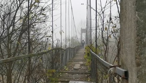 NOVA OPASNOST NA ZAPADNOJ MORAVI: Pogledajte katastrofalan pešački most koji spaja Varvarin i Ćićevac (FOTO/VIDEO)