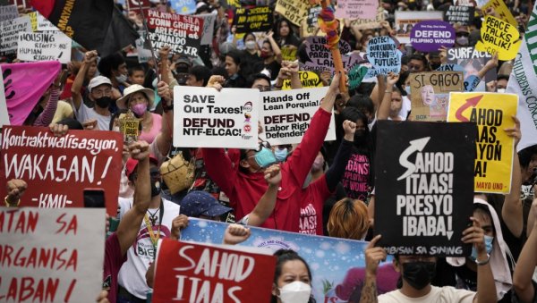 ДЕМОНСТРАНТИ ЗАКРЧИЛИ УЛИЦЕ МАНИЛЕ: Протести због наводно повећаног броја вансудских ликвидација