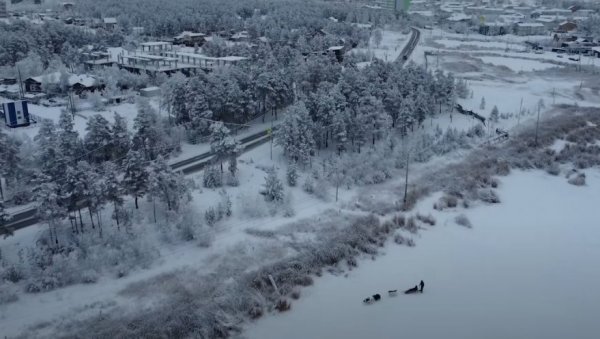 ТРКА НА СКОРО -50 СТЕПЕНИ: Одржан ледени маратон у Сибиру (ВИДЕО)